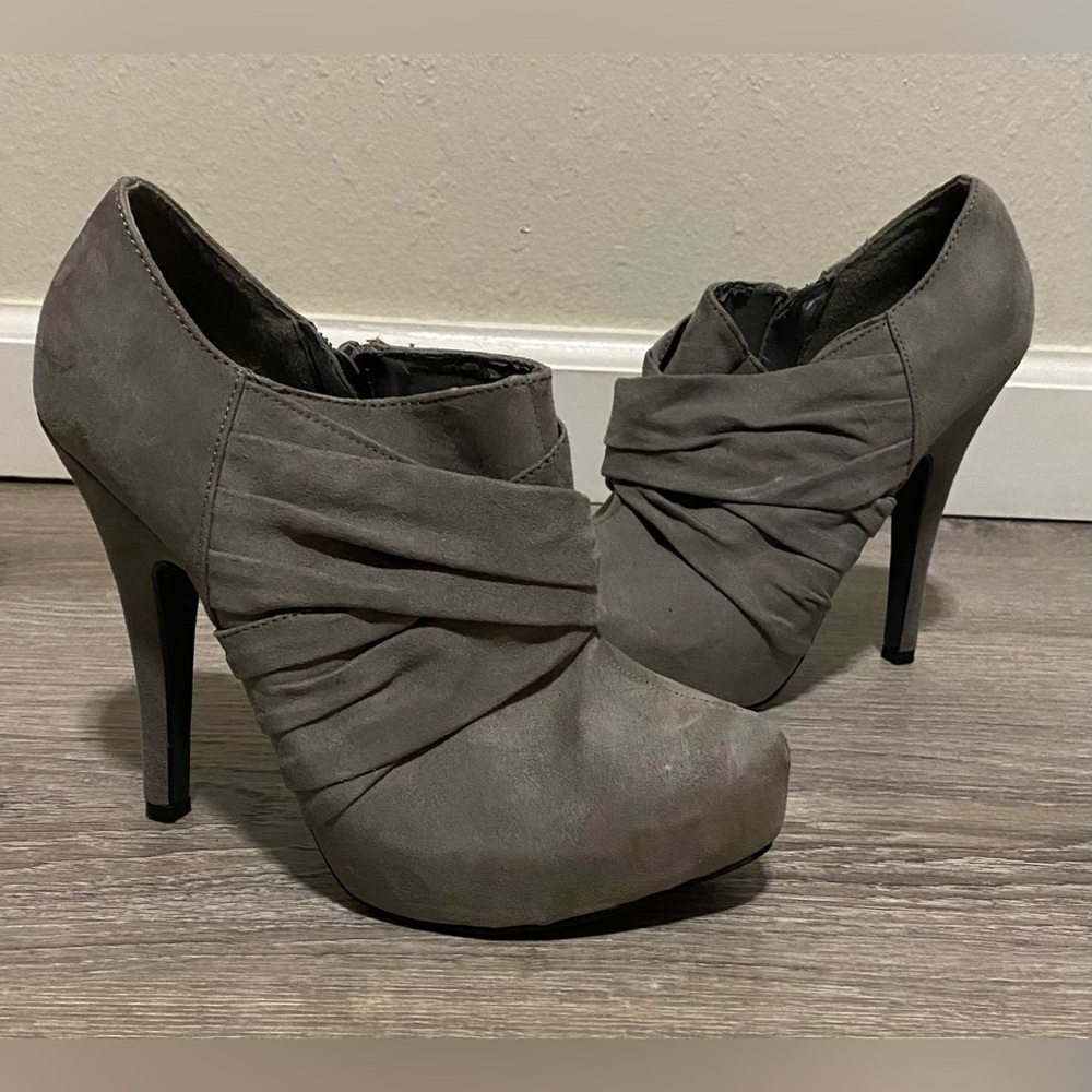 Guess Gray Suede Ankle Booties | Ruched Heel Boots | Size 7 - Picture 2 of 9